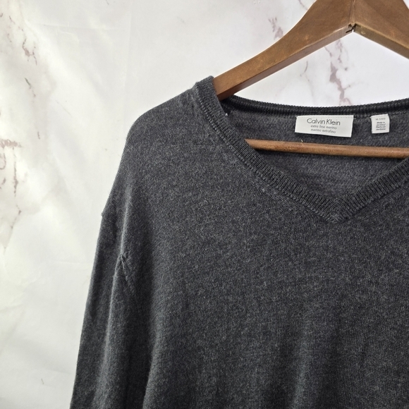 Calvin Klein Sweater Mens XL Gray Merino Wool Lightweight V Neck - Picture 2 of 11